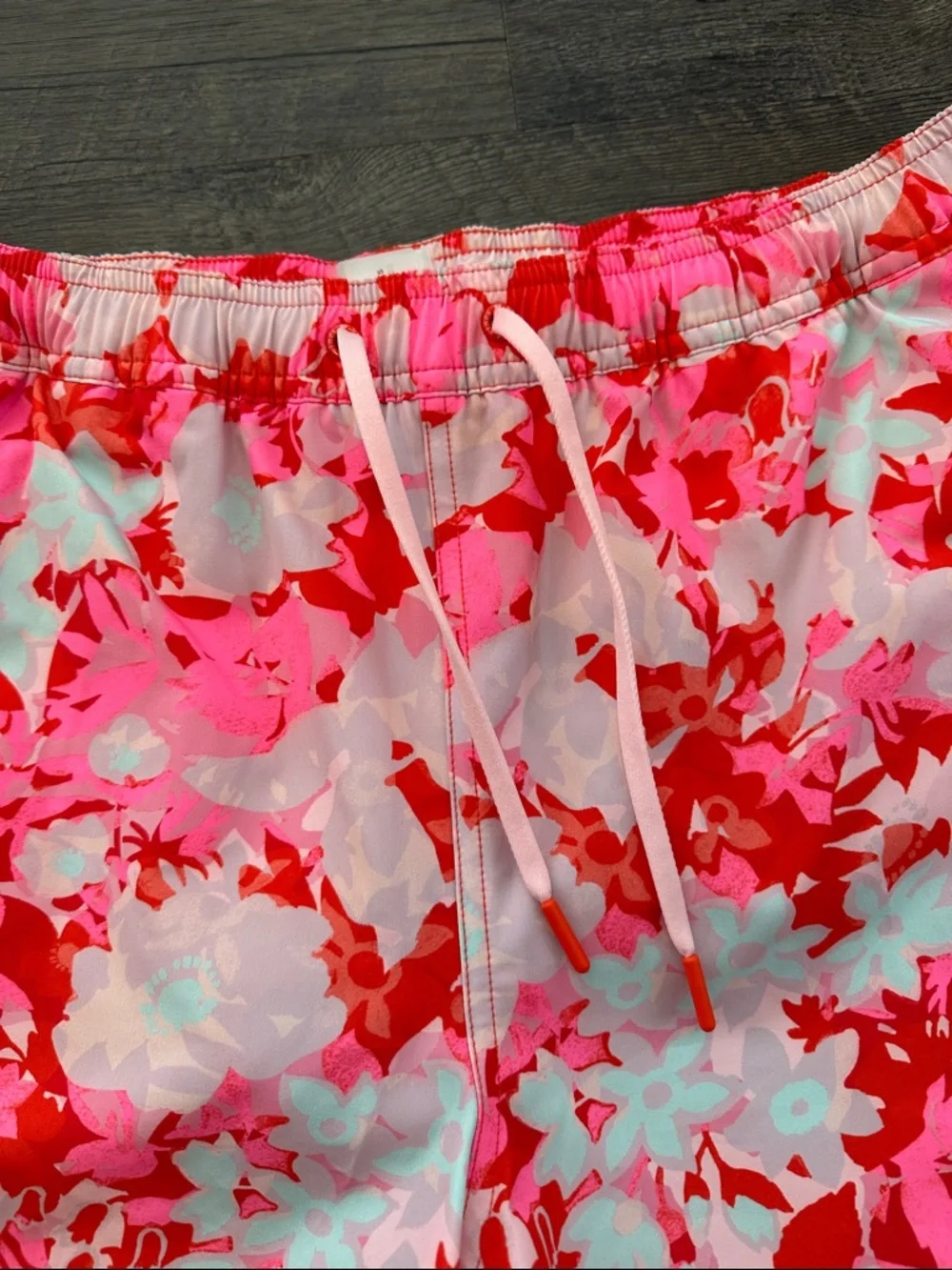 Vineyard Vines Medium Pink & Red Tropical Floral Chappy Swim Trunks NWOT‎